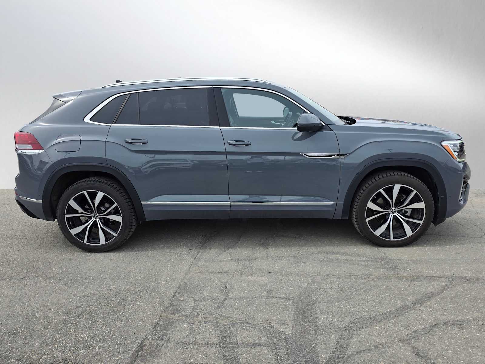2025 Volkswagen Atlas Cross Sport 2.0T SEL Premium R-Line