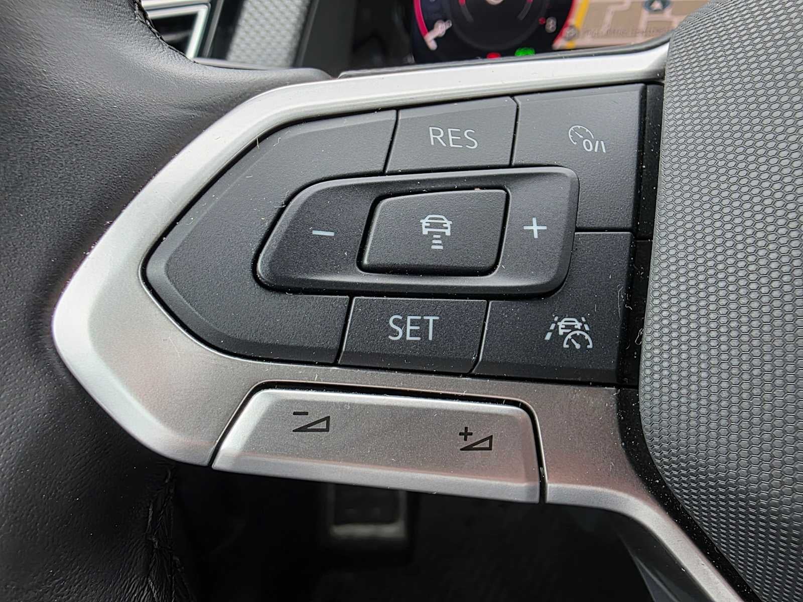 2025 Volkswagen Atlas Cross Sport 2.0T SEL Premium R-Line