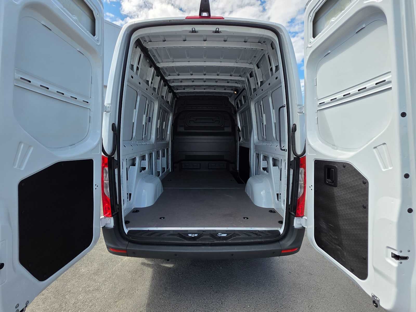 2026 Mercedes-Benz Sprinter 2500 Standard Roof I4 Diesel HO 144 RWD