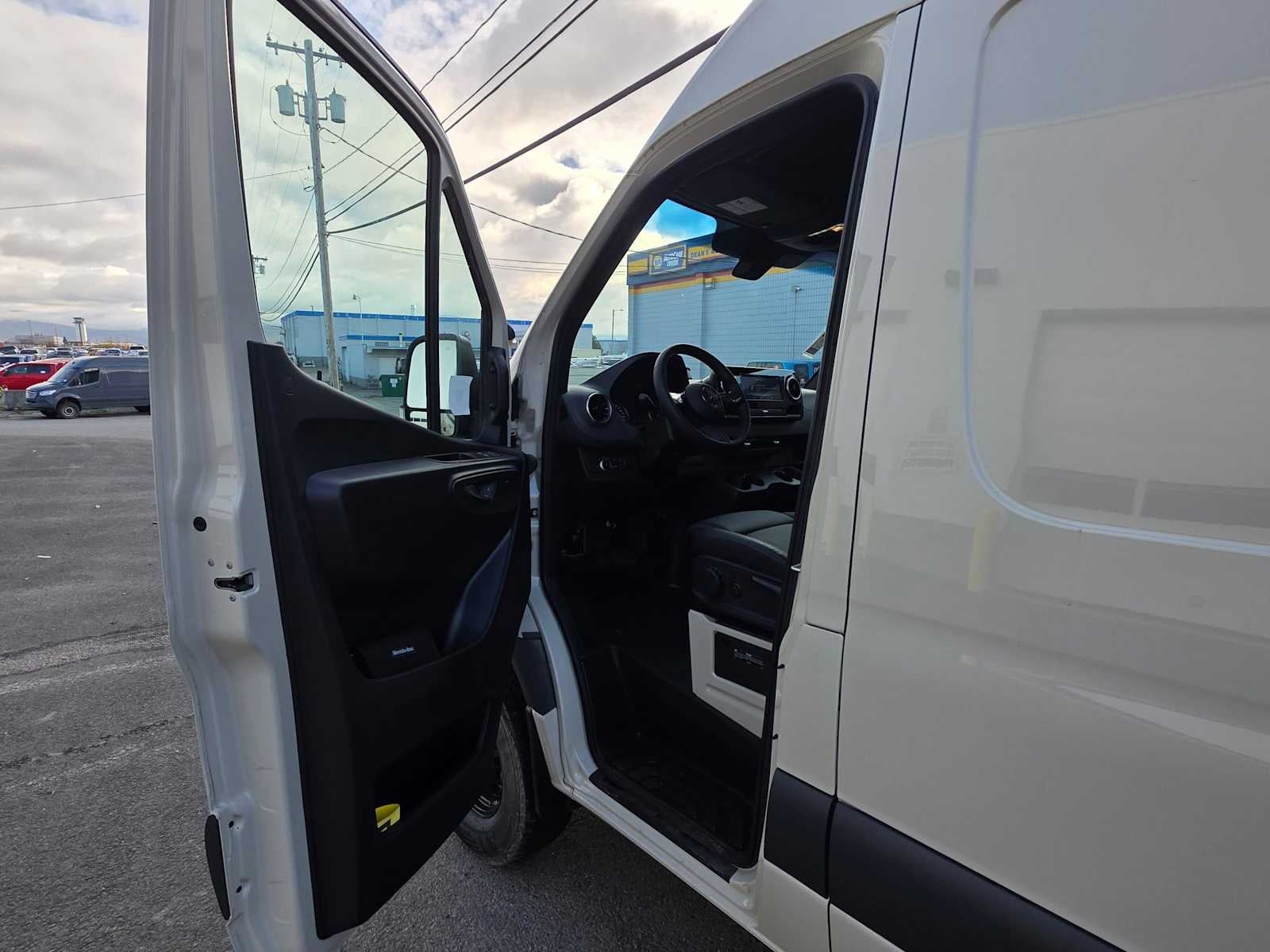 2025 Mercedes-Benz Sprinter Cargo 2500 Standard Roof I4 Diesel HO 144 AWD