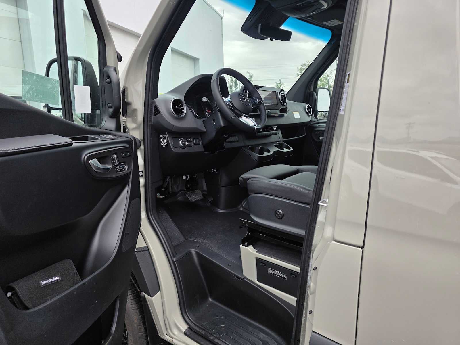 2026 Mercedes-Benz Sprinter 2500 Standard Roof I4 Diesel HO 144 AWD