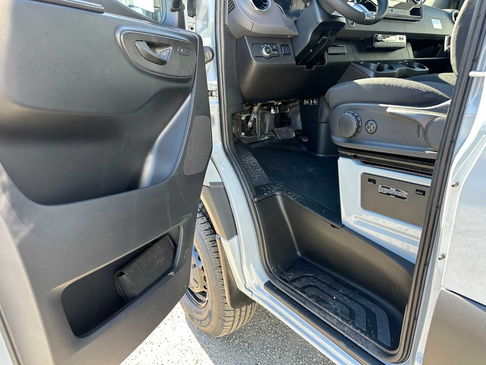 2026 Mercedes-Benz Sprinter 2500 Standard Roof I4 Diesel HO 144 AWD