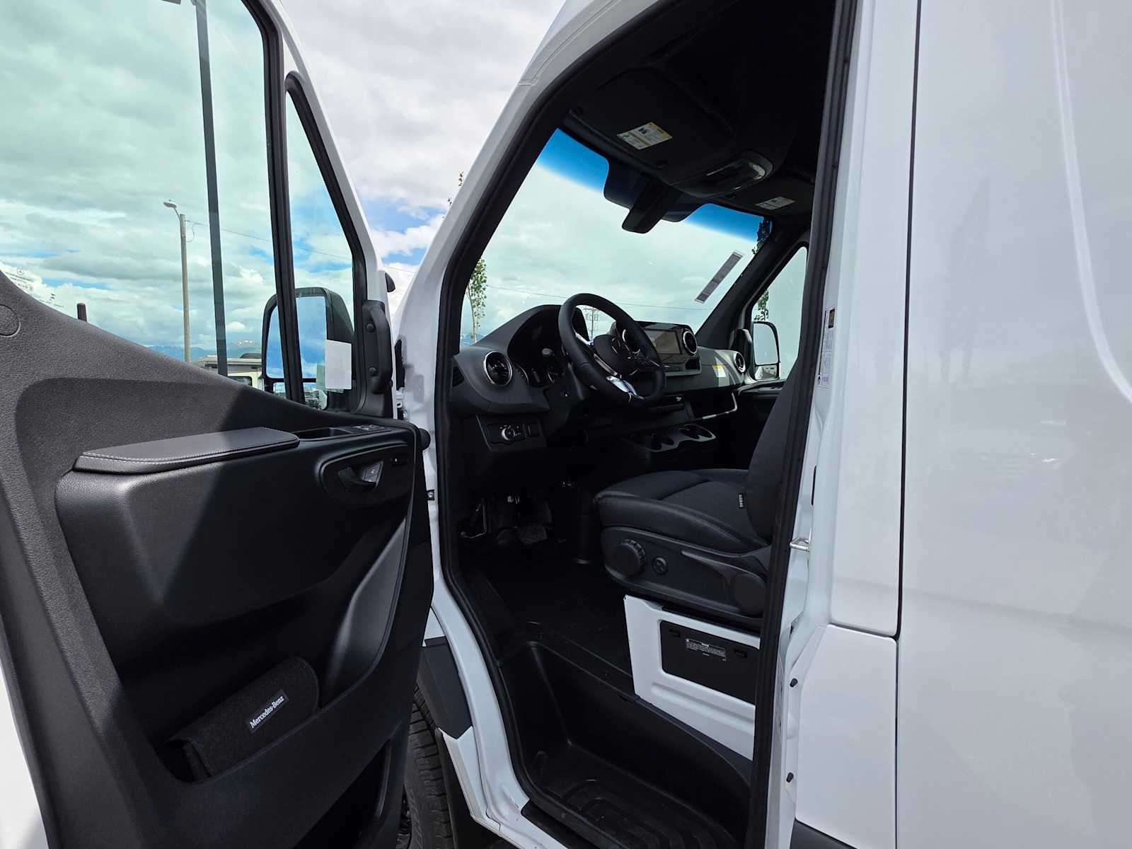 2026 Mercedes-Benz Sprinter 2500 Standard Roof I4 Diesel HO 144 AWD